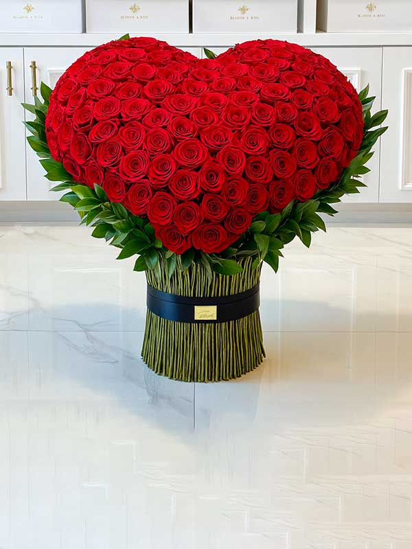 Grand Red Roses Display